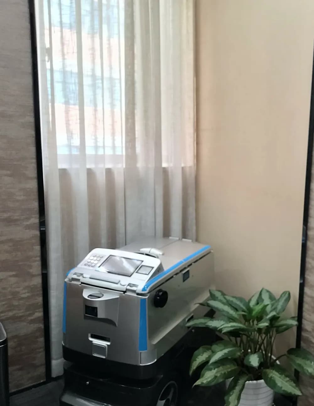 Equipo de limpieza en una oficina de las instalaciones visitadas.