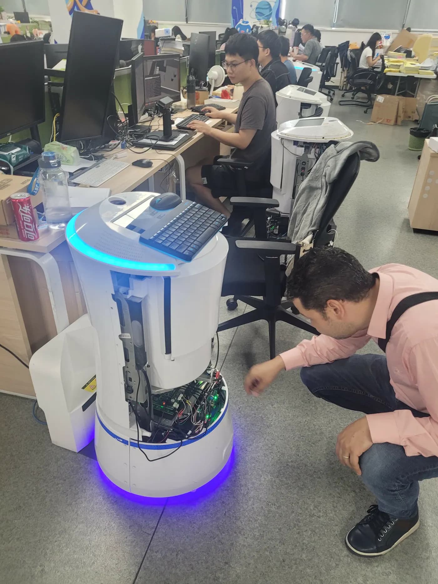 Revisión de un robot con el chasis abierto durante la visita.